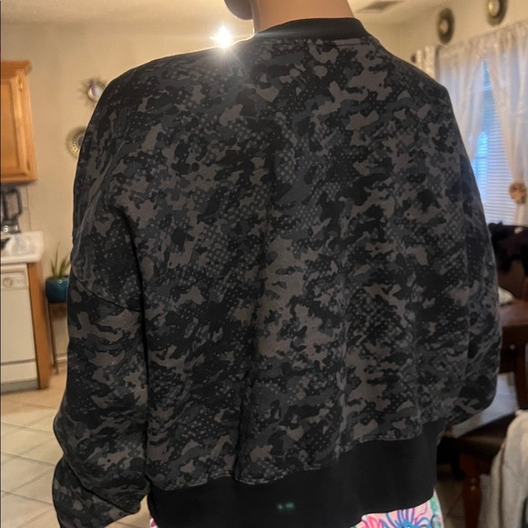 Under Armour Women's Black Patterned Crew Neck Sweater - Picture 4 of 4